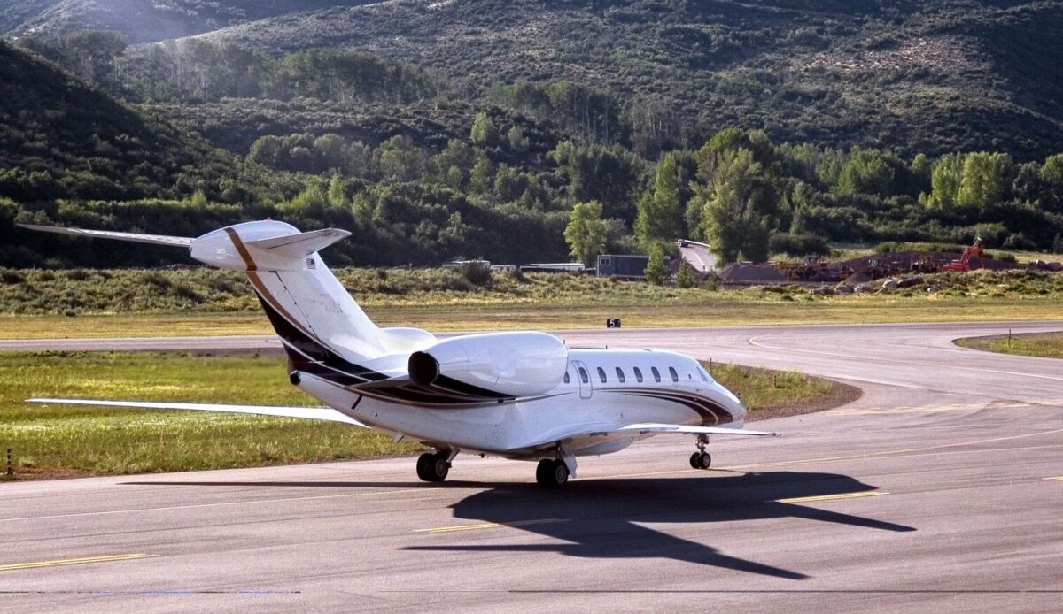 Plane landing at Aspen airport